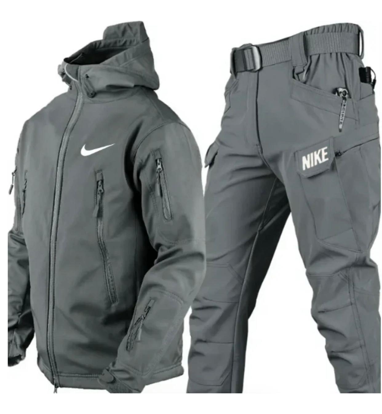 Nike™ | Set aus wasserfester Jacke + Hose